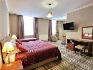 Ένα ή περισσότερα κρεβάτια σε δωμάτιο στο Cross Keys Hotel, Kelso