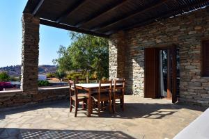 Gallery image of family home with a fantastic sea view, 5 minutes from the beaches in Koundouros