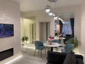 Posedenie v ubytovaní Panorama Luxury Apartment in The House with a Spire, a historical building in the city centre