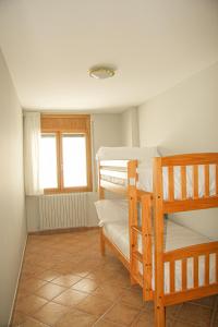 two bunk beds in a room with a window at APARTAMENTS COLELLS in Bordes d´Envalira