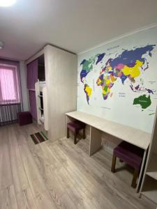 una stanza con una mappa del mondo sul muro di Hostel Zolota Nyva a Chortkiv