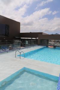 A piscina localizada em Hotel Catedral Plaza ou nos arredores