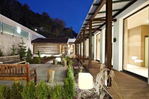 budynek z tarasem z ławką i drzewami w obiekcie Appartement Living Schönwies including Zell am See-Kaprun summercard w mieście Zell am See