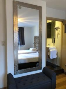 Postel nebo postele na pokoji v ubytování Hotel Le Cygne d'Argent