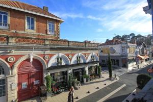 Eine Frau, die in einer Stadt die Straße hinuntergeht. in der Unterkunft La Maison Bleue - En plein cœur d'Arcachon in Arcachon