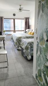 1 dormitorio con 2 camas y mesa en CORAZON BUENOS AIRES en Buenos Aires