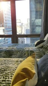 1 dormitorio con 2 camas con almohadas y ventana en CORAZON BUENOS AIRES en Buenos Aires