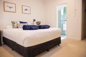 Una cama o camas en una habitación de Albany Beachside Accommodation