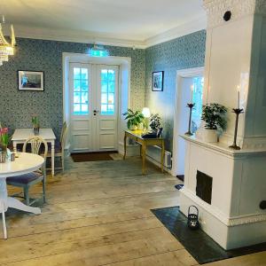 - un salon avec une cheminée et une table dans l'établissement STF Gysinge Wärdshus & Hotell, 