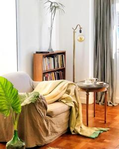 sala de estar con sofá y manta en La Marea B&B en Tigre