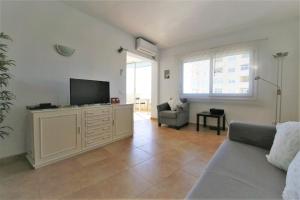 un soggiorno con TV e divano di Apartment PP11 a Estepona