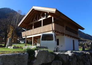 Vista generica sulle montagne o vista sulle montagne dall'interno della casa vacanze