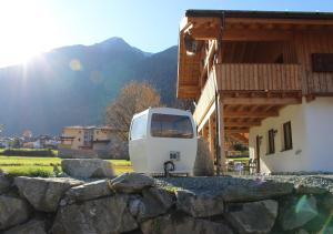 Vista generica sulle montagne o vista sulle montagne dall'interno della casa vacanze