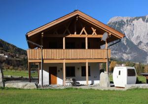 Vista generica sulle montagne o vista sulle montagne dall'interno della casa vacanze