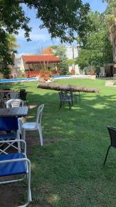 un grupo de mesas y sillas en un parque en HOTEL COLONIAL en Villa Carlos Paz