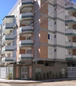 a tall building with balconies on the side of it at Apartamento Itagua Acaraú in Ubatuba