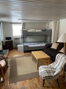 un soggiorno con letto a castello e divano di Karolinen Stugor & Lägenheter a Åre Altre 110 foto