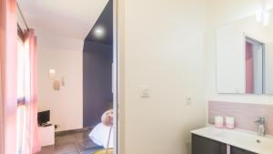 a bathroom with a sink and a mirror at Villa Sunshine avec Jacuzzi Privatif in Sarlat-la-Canéda +12 photos