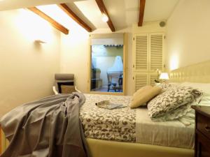 1 dormitorio con cama y espejo grande en Cesare Battisti Apartment en Bolonia