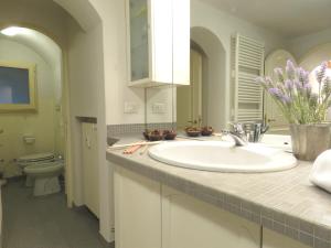 a bathroom with a sink and a toilet at Cesare Battisti Apartment in Bologna