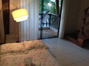 a living room with a couch and a lamp at Apartamentos La Piazzetta Duplex in Pipa +60 photos