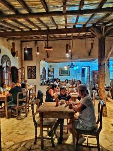 um grupo de pessoas sentadas à mesa de um restaurante em Espaço João Mineiro em Tiradentes