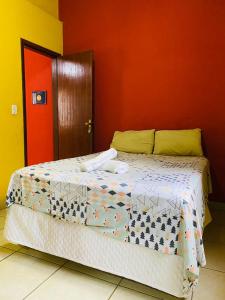 アングラ・ドス・レイスにあるAlto do Marinasの赤い壁のドミトリールームのベッド1台分です。