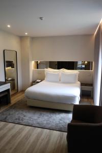 Кровать или кровати в номере Hotel Cristal Setúbal