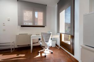 una oficina con escritorio y silla en una habitación en Vizcainos Home Away, en Segovia