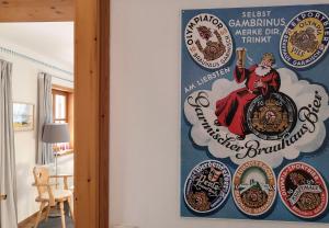 una pared con pegatinas en una habitación en Ferienhaus Erika, en Garmisch-Partenkirchen