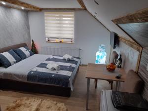 Łóżko lub łóżka w pokoju w obiekcie Apartmani MILOSAVLJEVIĆ Divčibare