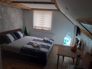 Łóżko lub łóżka w pokoju w obiekcie Apartmani MILOSAVLJEVIĆ Divčibare