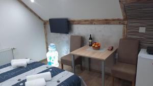 Łóżko lub łóżka w pokoju w obiekcie Apartmani MILOSAVLJEVIĆ Divčibare