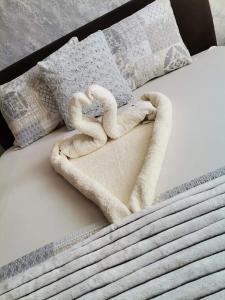 Łóżko lub łóżka w pokoju w obiekcie Apartmani MILOSAVLJEVIĆ Divčibare