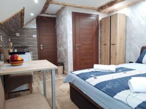 Postel nebo postele na pokoji v ubytování Apartmani MILOSAVLJEVIĆ Divčibare