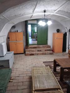 una sala de estar con una puerta verde y una mesa en Berkenye-lak en Zánka