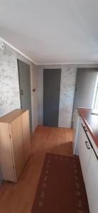 Zimmer mit einer Küche mit einer Theke und einer Schachtel in der Unterkunft Kalmar in Jastrzębia Góra