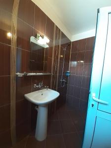 A bathroom at Gelov Hotel
