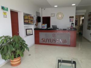 un vestíbulo de un hospital con recepción en Hotel Suyusama, en Ipiales