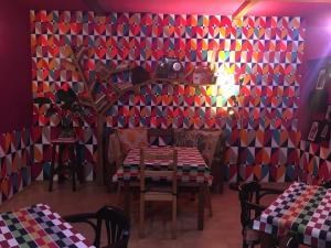 une salle à manger avec une table et un mur coloré dans l'établissement Pensiunea Victoria, à Râșnov