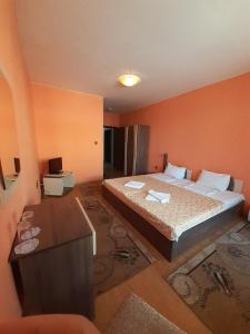 A bed or beds in a room at Gelov Hotel Még 37 kép