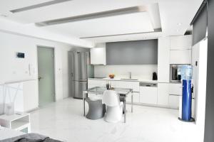 Η κουζίνα ή μικρή κουζίνα στο Alpha Delta Pool Suite