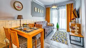 a living room with a table and a couch at Apartament Francuski - 5D Apartamenty in Świeradów-Zdrój