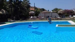 Bazén v ubytování Clara Resort nebo v jeho okolí