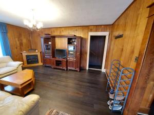 a living room with a couch and a tv at MemeTori Cozy Vacation House in Hinton