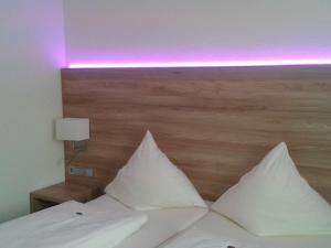 Postel nebo postele na pokoji v ubytování Hotel Jedermann