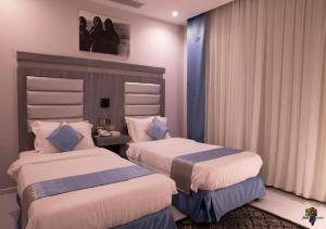 سرير أو أسرّة في غرفة في Manazeli Jeddah -