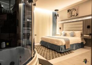 Manazeli Jeddah - في جدة: غرفة في الفندق مع سرير وحوض استحمام