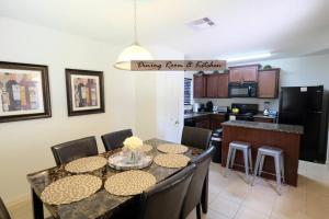 cocina y comedor con mesa y sillas en Houston International Airport, 4 Bedrooms 5 Beds - Leclaire, en Humble