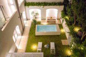 einen Blick über den Garten mit Pool in der Unterkunft SorrentoVibes - Luxury Apartment with Garden and Pool in Sant'Agnello